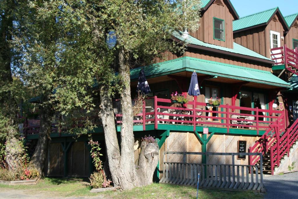 Auberge Micro-Brasserie Le Baril Roulant Val-David Exterior photo