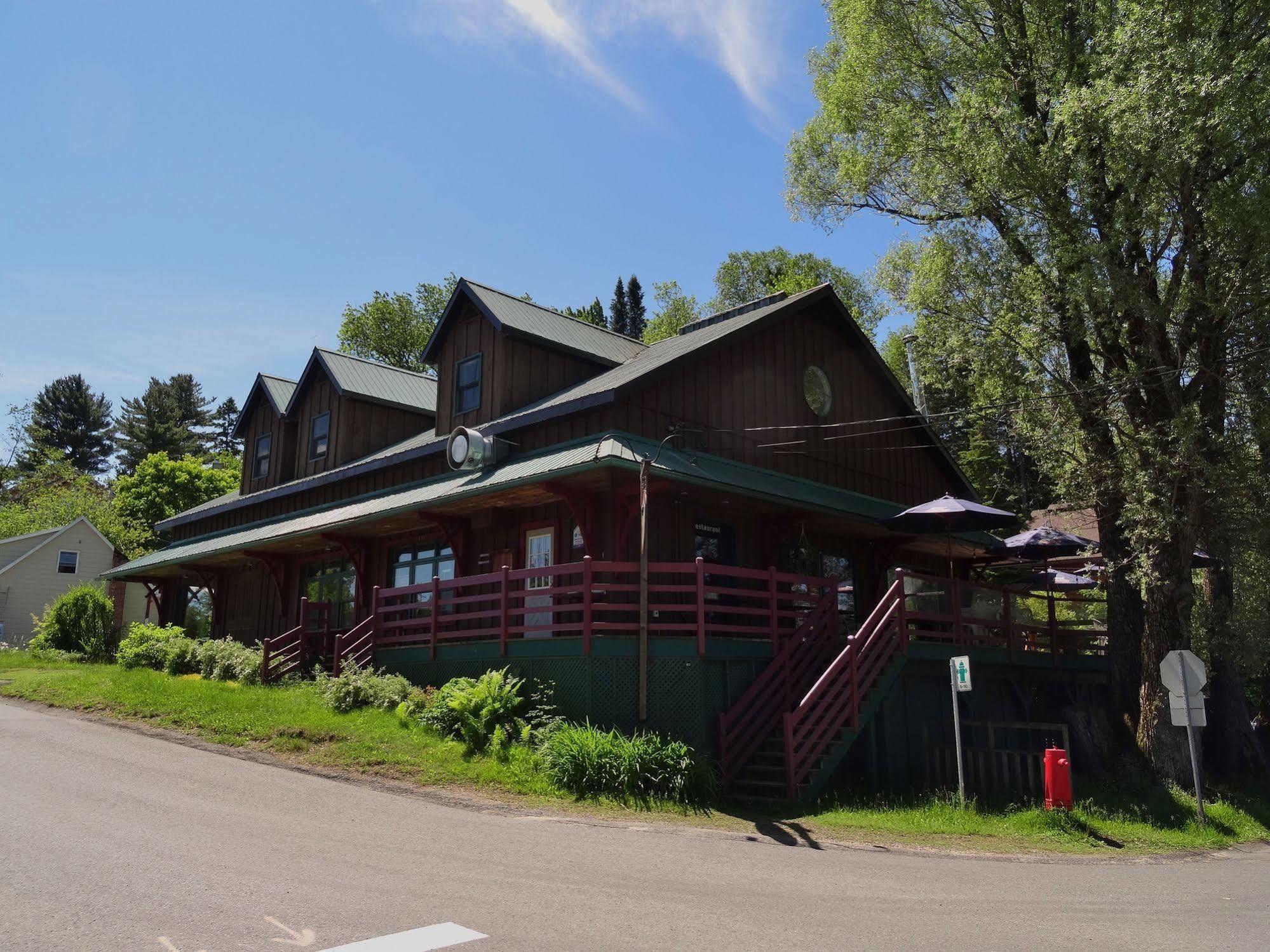 Auberge Micro-Brasserie Le Baril Roulant Val-David Exterior photo