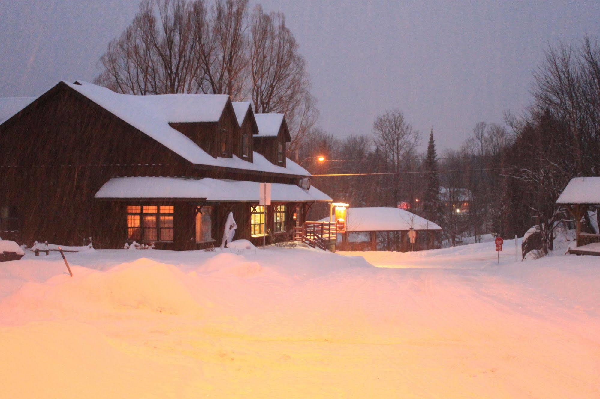 Auberge Micro-Brasserie Le Baril Roulant Val-David Exterior photo